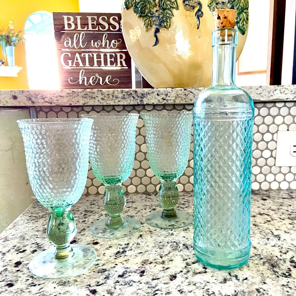 3 glasses with a vase set. Has a vintage feel & look. Very nice wine set.